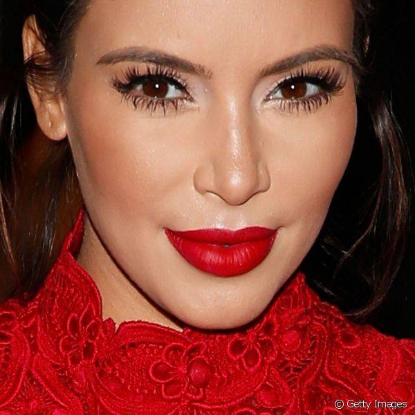 Para um evento de divulgação de seu perfume, em 2013, Kim caprichou na cor dos lábios e equilibrou o visual trabalhando o olhar apenas nos cílios